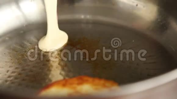 厨师准备早餐或甜点煎薄饼在鹅卵石上自制甜煎饼加果酱酸奶油视频的预览图