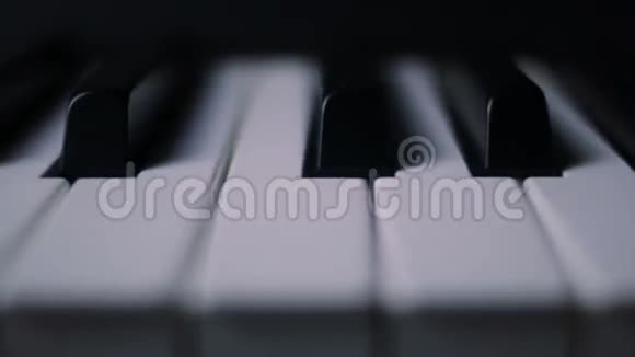 暗色背景下的钢琴键视频的预览图