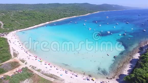 克罗地亚杜吉奥托克岛白色沙质海岸的鸟瞰图视频的预览图