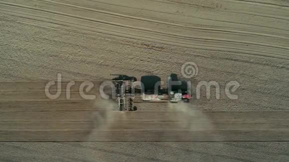 空中孤独的拖拉机犁麦田视频的预览图