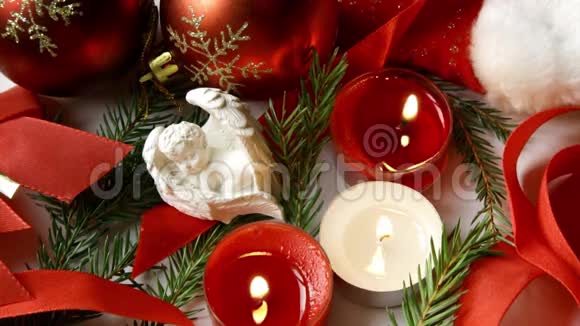 圣诞快乐天使小孩睡觉蜡烛红白相间的庆典风吹过视频的预览图