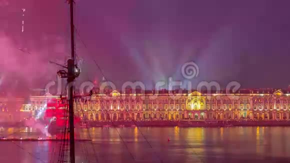 在俄罗斯圣彼得堡市上空的烟花时间在猩红帆宴上从屋顶俯瞰视频的预览图