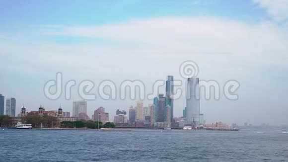 乘船游览美国纽约市哈德逊湾布鲁克林大桥和曼哈顿下城视频的预览图