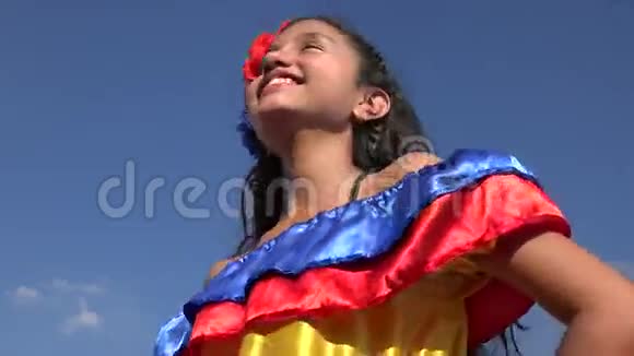 穿哥伦比亚传统服装的女孩视频的预览图