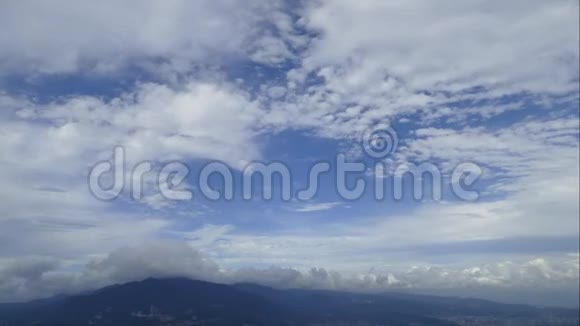 新台北市观音山硬汉岭俯瞰台湾淡水河视频的预览图