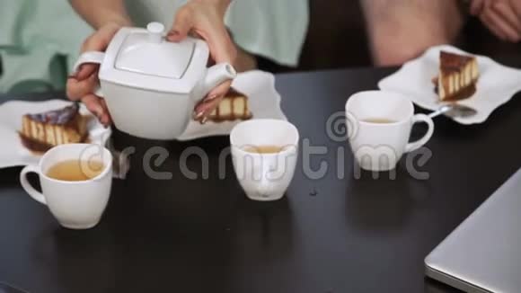特写女性手蒸茶和切饼女人吃蛋糕喝茶手工食品的概念视频的预览图