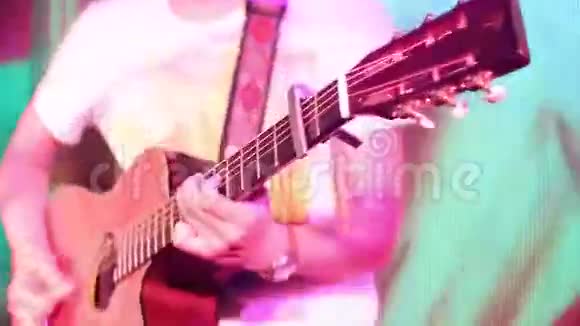 在空中演奏吉他的歌手视频的预览图