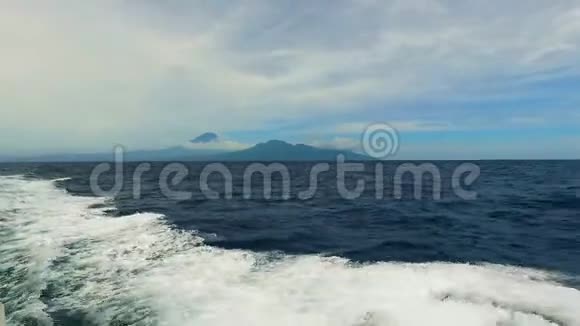 在印尼巴厘岛海上高速航行视频的预览图