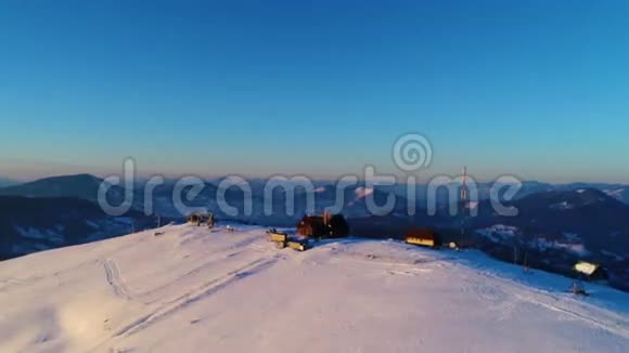 飞越冬境高山积雪覆盖冬景视频的预览图