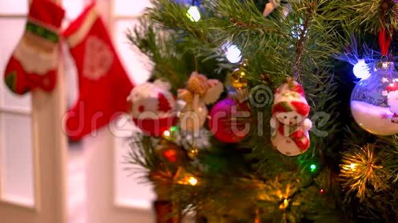 一棵装饰精美的圣诞树视频的预览图