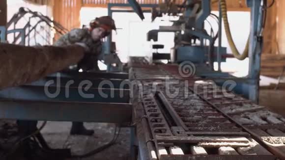 木匠在锯木厂用工业锯切木材视频的预览图