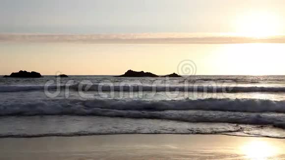 迎面而来的镜头在沙滩填充框架上视频的预览图