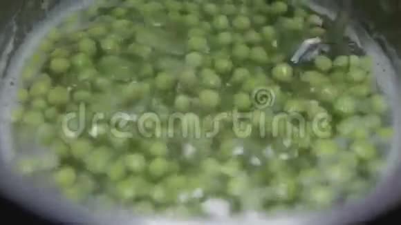 勺子混合豌豆在水特写视频的预览图