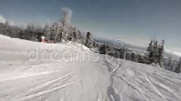 4K画的风景画由滑雪者观察当他下降视频的预览图