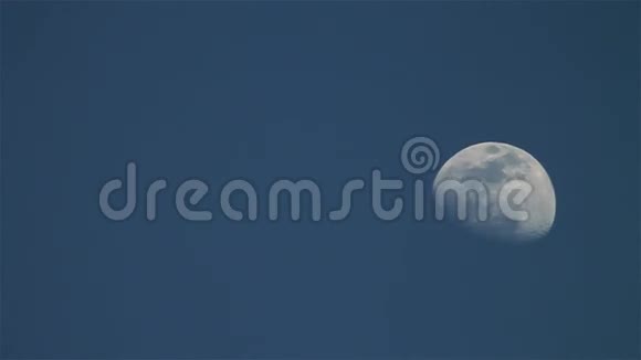 天空中的月亮视频的预览图