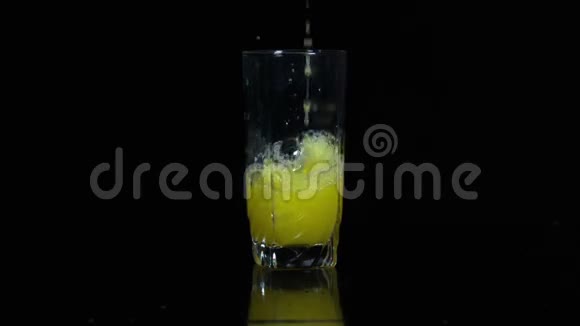 一杯果汁慢慢倒入视频的预览图