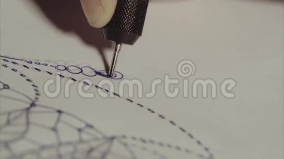 纹身师绘制纹身特写素描视频的预览图