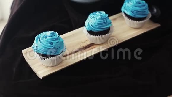 蓝色纸杯蛋糕松饼婴儿生日云糕饼装饰视频的预览图