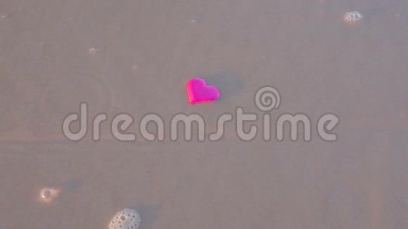 心在海边假期爱情观念视频的预览图
