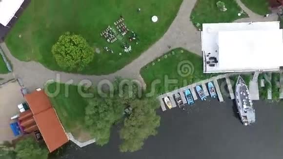 河两岸的空中观景婚礼视频的预览图