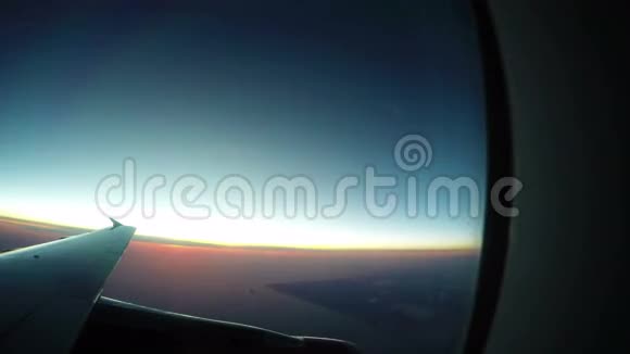 4K太阳从地平线后面升起从飞行中的飞机上看到视频的预览图