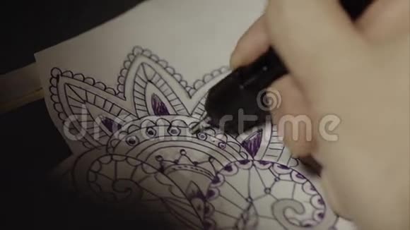 纹身大师绘制草图特写视频的预览图