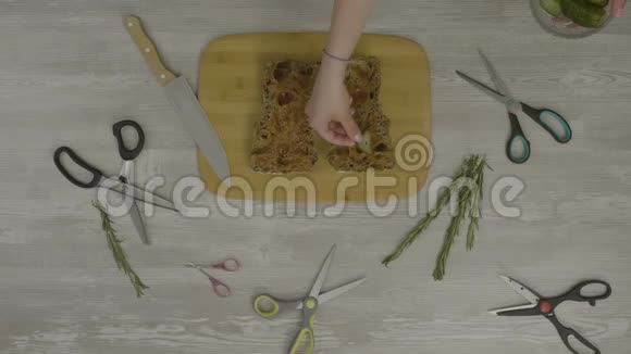 木制桌子上的新鲜面包桌子上有很多剪刀一把刀一个Instagram的抽象物视频的预览图