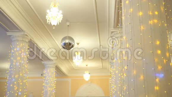 室内举行婚礼的大厅装饰视频的预览图