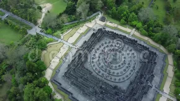 博罗布杜尔神庙的空中无人机镜头视频的预览图
