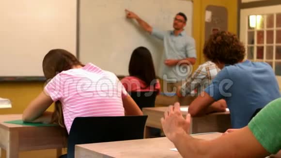 学生在课堂上举手视频的预览图