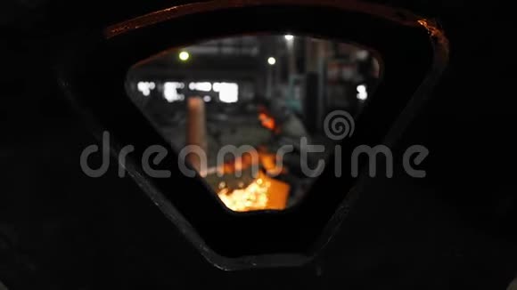 人在金属加工厂工作斯帕克斯视频的预览图