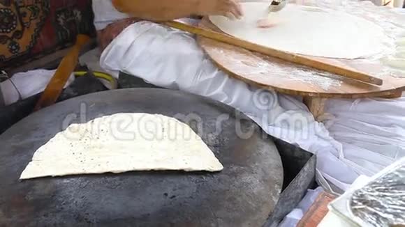 准备传统食物的女人戈兹莱姆视频的预览图