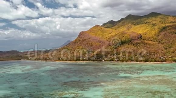 火山热带岛屿的空中景观视频的预览图
