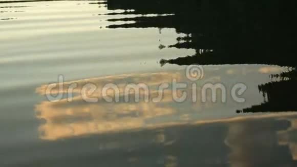 日落时分喀尔巴阡山上一片荡漾的池塘里映着云视频的预览图