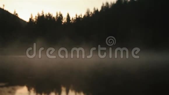 在风景如画的夕阳下令人叹为观止的锡内维尔雾山湖喀尔巴阡山之美视频的预览图