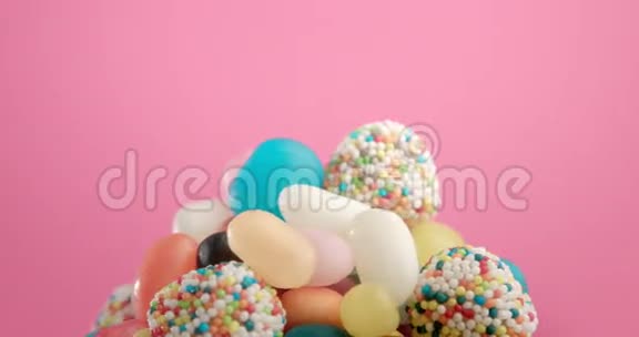 五颜六色的糖果美味的静物视频的预览图