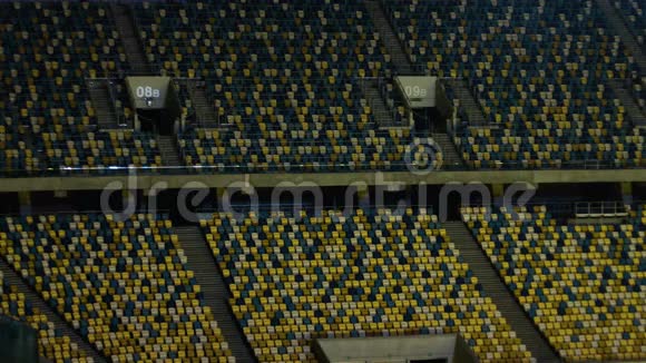 在一个空旷的户外运动场上两个部分的稳定镜头视频的预览图