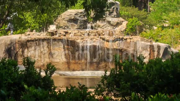 热带旅游公园石湖的多级瀑布视频的预览图