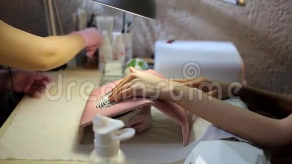 水疗沙龙涂指甲的程序美容院的美容程序水疗修指甲程序视频的预览图