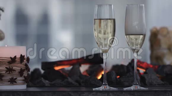 从瓶子里倒香槟两个长笛与火花葡萄酒假日波克闪烁背景一对夫妇视频的预览图