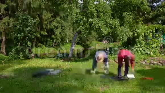 父亲和儿子在花园里建夏楼的时间视频的预览图