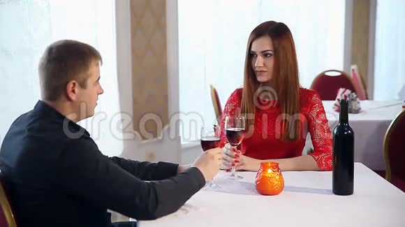 男人和女人喜欢在一家餐馆喝葡萄酒的浪漫夜晚情人节视频的预览图