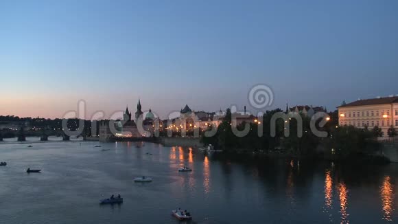查RTes桥夜间布拉格视频的预览图