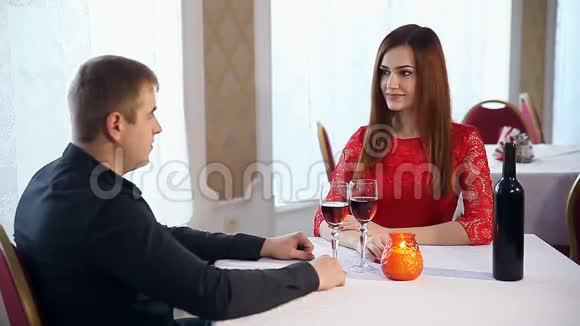 男人和女人浪漫的晚恋在一家餐厅喝酒情人节视频的预览图