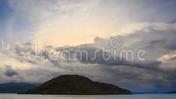 白灰色积云在海船岛上空的运动视频的预览图