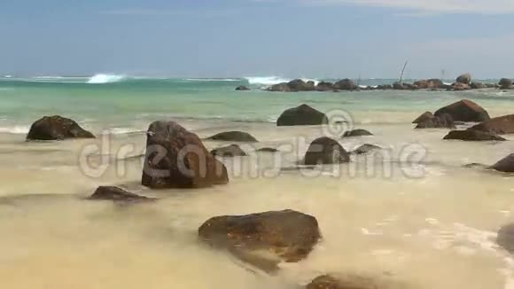 斯里兰卡美丽的沙滩上大岩石的时间推移视频的预览图