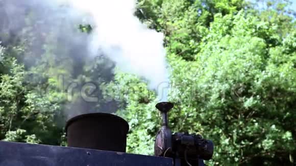 蒸汽机车烟囱里冒出的蒸汽视频的预览图