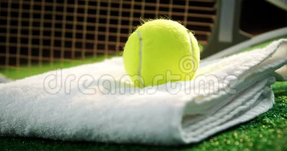 餐巾上网球的特写视频的预览图