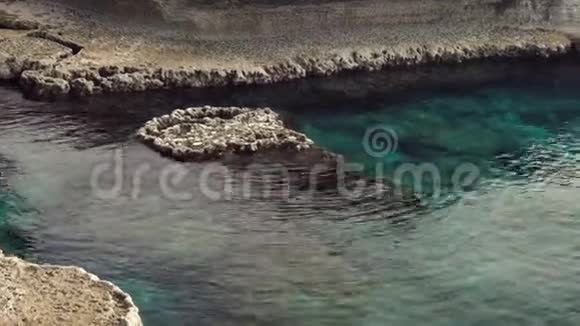 在标志性的塞浦路斯希腊角岩石和绿松石地中海的美丽全景夏季海滨视频的预览图
