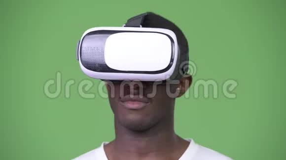 使用虚拟现实耳机的非洲年轻人视频的预览图